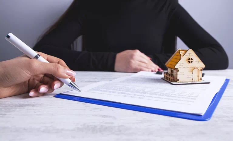 makieta domu leżąca na kartce papieru