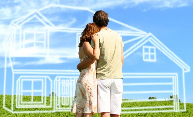 para patrząca na szkic domu